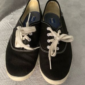 Woman’s keds black